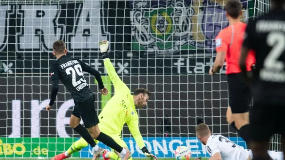Jesper Lindstr&ouml;m (l) zeigte sich beim Frankfurter Sieg gegen Gladbach treffsicher. - &copy; Marius Becker/dpa