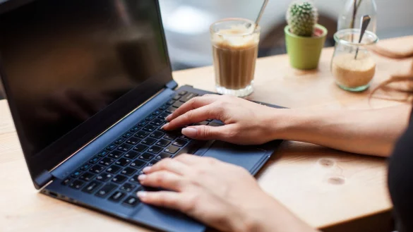 Wer seinen Arbeitsplatz zeitweise ins Ausland verlegen m&ouml;chte, sollte das Vorhaben gut planen. Denn bis arbeitsrechtliche Fragen gekl&auml;rt und die Unterkunft und Anreise organisiert sind, vergehen schnell vier bis acht Wochen. - &copy; Christin Klose/dpa-tmn