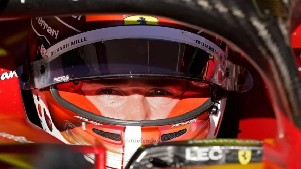 Ferrari-Pilot Charles Leclerc aus Monaco sitzt in seinem Auto. - © Darron Cummings/AP/dpa