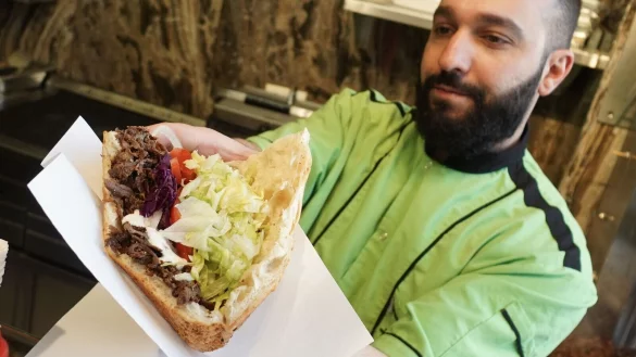 Ein Mitarbeiter eines Grill-Restaurants in Berlin bereitet einen D&ouml;ner zu. - &copy; J&ouml;rg Carstensen/dpa