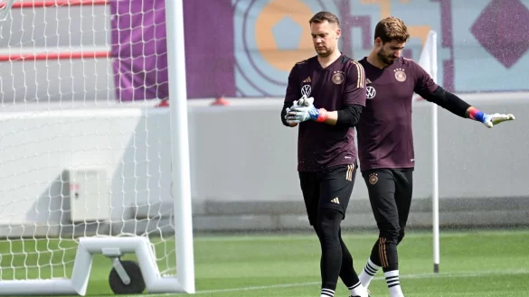 Die Torh&uuml;ter Manuel Neuer (l) und Kevin Trapp beim Training. - &copy; Federico Gambarini/dpa