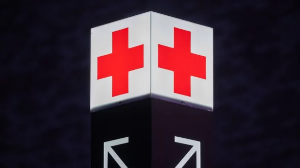 Ein Pfeil weist den Weg zur Notaufnahme eines Krankenhauses. - © Julian Stratenschulte/dpa/Symbolbild