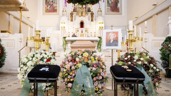 Der Sarg von Christiane H&ouml;rbiger ist in einer Kirche auf dem Wiener Zentralfriedhof aufgebahrt ist. Die Schauspielerin starb am 30. November im Alter von 84 Jahren. - &copy; Florian Wieser/APA/dpa