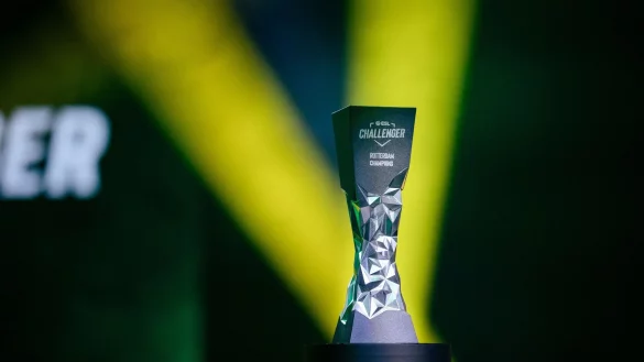 Der Pokal beim CS:GO-Turnier ESL Challenger Rotterdam ging an das russische Team Outsiders. - © Simon Howar/ESL Gaming/dpa