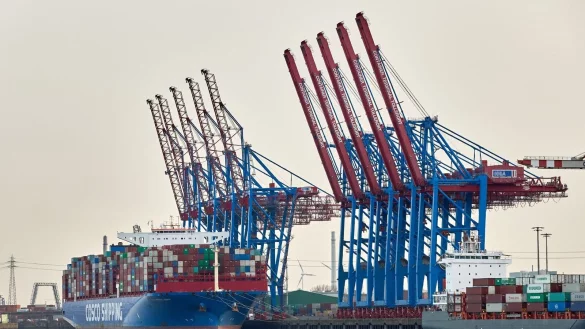 Ein Containerschiff von Cosco liegt im Hamburger Hafen. - &copy; Georg Wendt/dpa