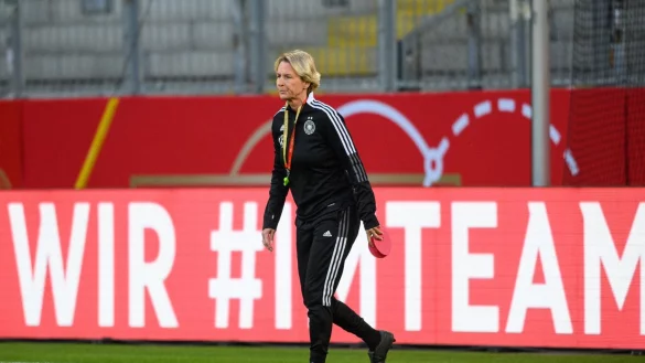 Bundestrainerin Martina Voss-Tecklenburg h&auml;lt w&auml;hrend einer Trainingseinheit H&uuml;tchen in der Hand. - &copy; Robert Michael/dpa