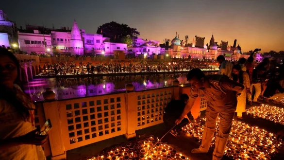 Mehrere Tausend Lichter wurden am Ufer des Saryu-Flusses angez&uuml;ndet, w&auml;hrend Millionen von Menschen in ganz Asien das Lichterfest Diwali feiern. - &copy; Rajesh Kumar Singh/AP/dpa