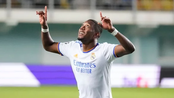 David Alaba von Real Madrid jubelt auf dem Platz &uuml;ber ein Tor. - &copy; Sergei Grits/AP/dpa