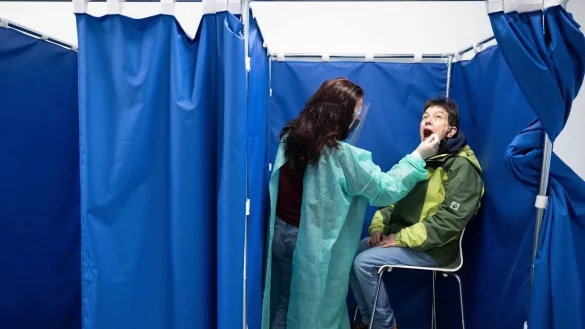 In Sachsen wird ein Corona-Schnelltest durchgef&uuml;hrt. - &copy; Sebastian Kahnert/dpa