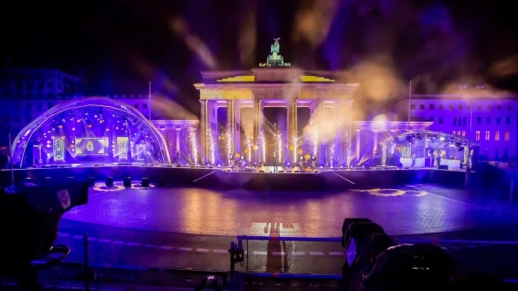 Am Brandenburger Tor in Berlin treten DJ BoBo und die Scorpions anl&auml;sslicher der Silvester-Show &laquo;Willkommen 2023&raquo; im ZDF auf. - &copy; Christoph Soeder/dpa