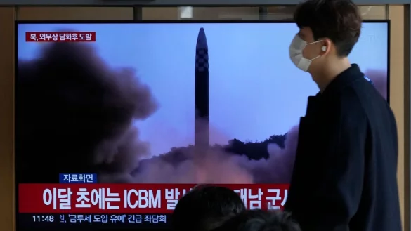 Ein Mann geht in Seoul an einem Monitor vorbei, auf dem eine Nachrichtensendung mit einem Archivbild &uuml;ber den neusten Raketentest Nordkoreas &uuml;bertragen wird. - &copy; Ahn Young-Joon/AP/dpa