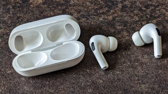 Das Design der Airpods Pro 2 hat Apple im Wesentlichen vom Vorg&auml;nger &uuml;bernommen. - &copy; Christoph Dernbach/dpa-tmn