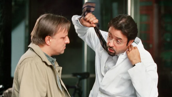 Prof. Karl-Friedrich Boerne (Jan Josef Liefers, r) macht es anschaulich: Er erkl&auml;rt Hauptkommissar Frank Thiel (Axel Prahl) einen m&ouml;glichen Tathergang - eine Szene aus "Tatort: Der dunkle Fleck". - &copy; Michael B&ouml;hme/WDR/dpa