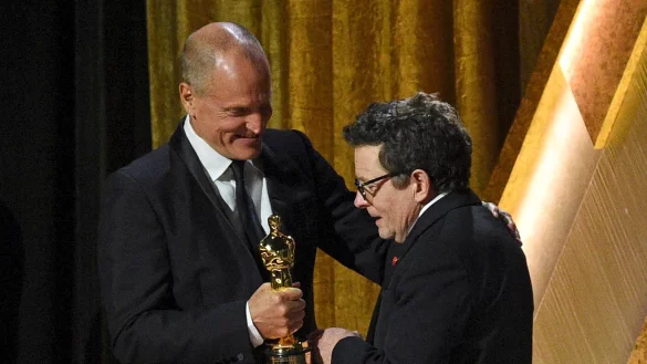 Woody Harrelson (l) &uuml;berreicht Michael J. Fox den Preis. - &copy; Richard Shotwell/Invision/AP/dpa