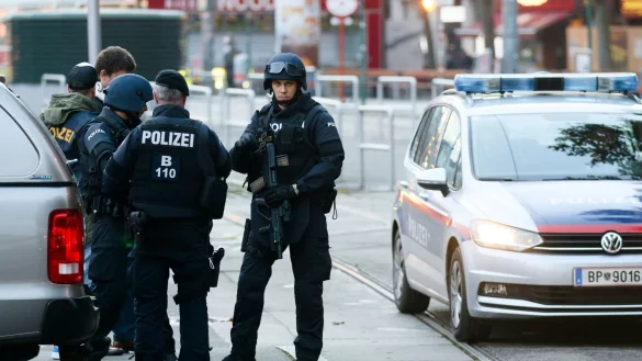 Bewaffnete Polizisten stehen Wache nach der Terrorattacke von Wien im Stadtzentrum. - © Ronald Zak/AP/dpa