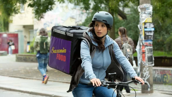 Christiane (Stephanie Stumph) f&auml;hrt zu ihrer ersten Lieferung - eine Szene aus &laquo;Stubbe - Ausgeliefert&raquo;. - &copy; Volker Roloff/ZDF/dpa