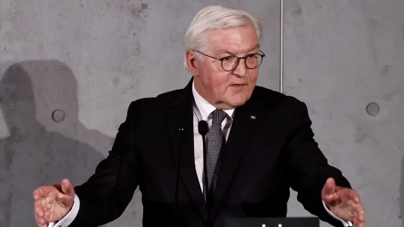 Bundespr&auml;sident Frank-Walter Steinmeier spricht bei dem Festakt anl&auml;sslich des 70. Jahrestages der Gr&uuml;ndung des Vereins Atlantik-Br&uuml;cke in der Orangerie von dem Schloss Charlottenburg. - &copy; Carsten Koall/dpa