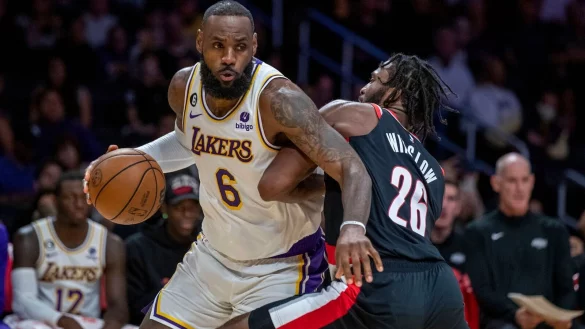 LeBron James (l) von den Lakers in Aktion gegen Justise Winslow von Portland. - © Alex Gallardo/AP/dpa