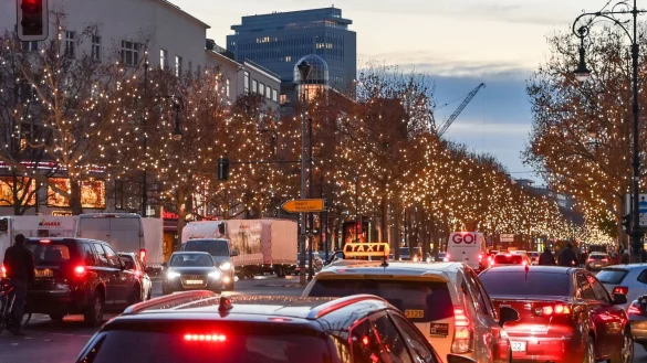 Am 2. Adventswochenende d&uuml;rfte es vor allem in den Innenst&auml;dten wieder voll werden. - &copy; Jens Kalaene/dpa-Zentralbild/Archiv