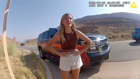 T&auml;terin statt Opfer: Gabby Petitos Familie kritisiert, dass eine Streife die 22-J&auml;hrige nicht genug gesch&uuml;tzt habe - das Aufeinandertreffen der Beamten und des Paares wurde von einer Polizeikamera dokumentiert. - &copy; Uncredited/The Moab Police Department/AP/dpa