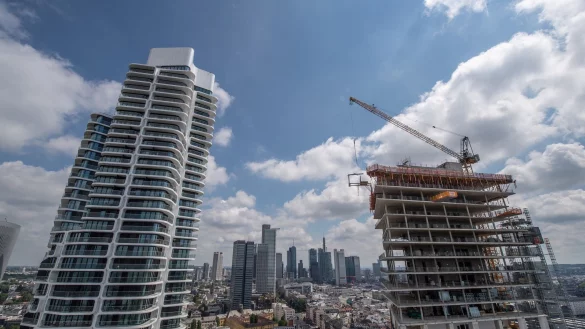 Auf den bereits fertiggestellten Luxuswohnturm &laquo;Grand Tower&raquo; (l) blickt man vom Dach des &laquo;Eden Tower&raquo;. - &copy; Boris Roessler/dpa