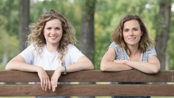 Die Schauspielerinnen Karin Hanczewski (r) und Cornelia Gr&ouml;schel am Rande der Dreharbeiten zum Tatort-Krimi "Die Zeit ist gekommen". - &copy; Sebastian Kahnert/dpa-Zentralbild/dpa