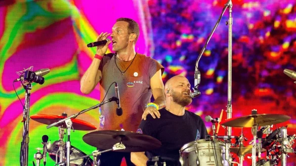 S&auml;nger Chris Martin (l) neben Schlagzeuger Will Champion im August 2022 in London. - &copy; Suzan Moore/PA Wire/dpa