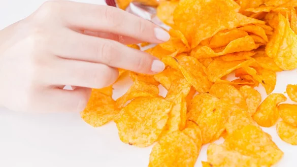 Kartoffelchips sollten aromatisch, knusprig und vielf&auml;ltig gew&uuml;rzt sein. Aber bitte ohne hohe Konzentrationen an Schadstoffen. - &copy; Christin Klose/dpa-tmn