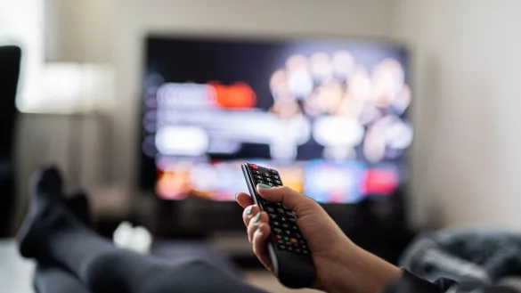 Wer ein gro&szlig;es Sofa und viel Publikum daheim hat, sollte beim TV auf einen m&ouml;glichst gro&szlig;en Blickwinkel achten. Sonst wirkt das Bild f&uuml;r die seitlicheren Betrachter oft blasser. - &copy; Daniel Reinhardt/dpa/dpa-tmn