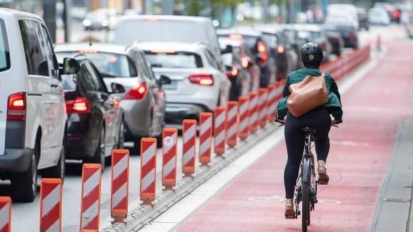 Eine Fahrradfahrerin f&auml;hrt auf einer Fahrradspur an einer Stra&szlig;e. Die Sorge vor den Folgen der Klimakrise ist f&uuml;r die Menschen in Deutschland die st&auml;rkste Motivation, ihr eigenes Mobilit&auml;tsverhalten zu &auml;ndern. - &copy; Sebastian Gollnow/dpa