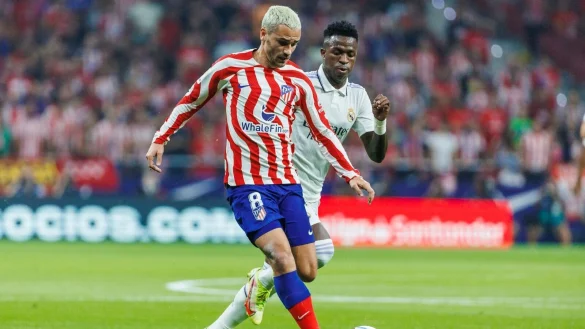 Antoine Griezmann (l) hat bei Atl&eacute;tico Madrid bis 2026 unterschrieben. - &copy; Pablo Garcia/DAX via ZUMA Press Wire/dpa