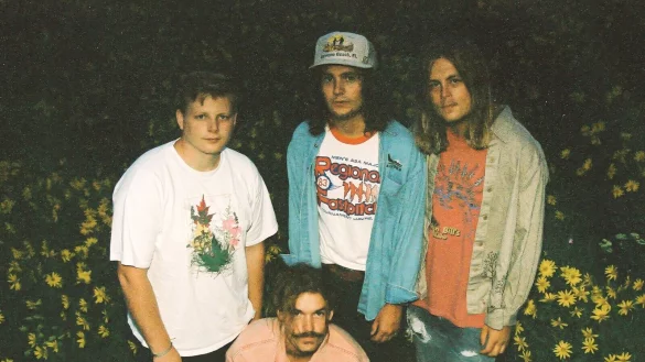 The Backseat Lovers auf der Blumenwiese. - &copy; Travis Bailey/Oktober Promotion/dpa