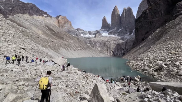 Tummelplatz der Tourengeher: Die drei Granitnadeln Torres del Paine sind die Wahrzeichen des Nationalparks. - &copy; Manuel Meyer/dpa-tmn