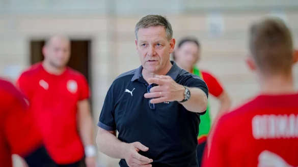 Handball-Bundestrainer Alfred Gislason bereitet seine Mannschaft auf die WM vor. - © Sascha Klahn/dpa