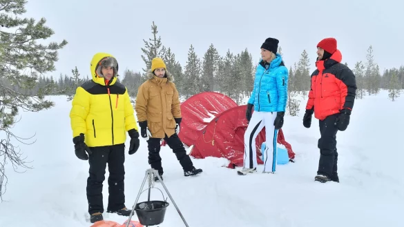 &laquo;Das Traumschiff &ndash; Lappland&raquo;: Nach ihrem Unfall eilt Pekka Nielson (Maria H&ouml;fl-Riesch, 2.v.r.) Freunden zur Hilfe im Schnee. - &copy; Dirk Bartling/ZDF/dpa