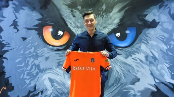 Mesut Özil kam für Basaksehir erst zu vier Kurzeinsätzen. - © Uncredited/AP/dpa/Archivbild