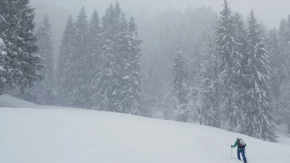Ein Skitourengeher steigt durch viel Neuschnee einen Berg bei Garmisch-Partenkirchen hinauf. - &copy; Angelika Warmuth/dpa