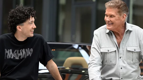 Die Schauspieler David Hasselhoff (r) und Maximilian Mundt posieren vor der Kamera. - &copy; Federico Gambarini/dpa