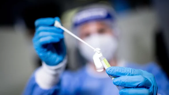 Eine medizinische Mitarbeiterin h&auml;lt in einem Corona-Testzentrum ein Abstrichst&auml;bchen in der Hand. - &copy; Matthias Balk/dpa/Symbolbild