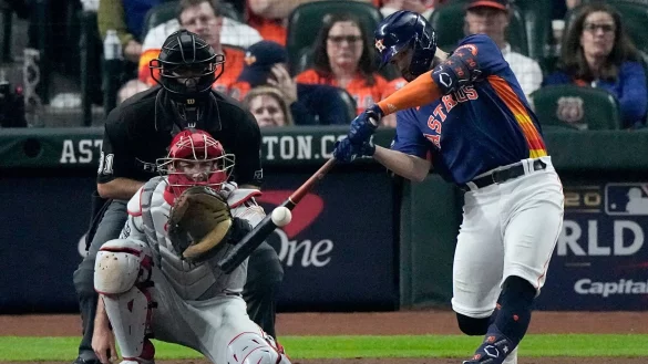 Chas McCormick von den Houston Astros schl&auml;gt einen Single w&auml;hrend des vierten Innings. - &copy; Sue Ogrocki/AP/dpa