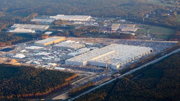 Das Werksgelände der Tesla Fabrik Berlin Brandenburg. - © Christoph Soeder/dpa