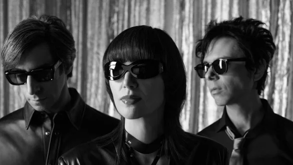 Schlagzeuger Brian Chase (l-r), S&auml;ngerin Karen Orzolek und Gitarrist Nicholas Zinner vom Art-Punk-Trio Yeah Yeah Yeahs. - &copy; David Black/Katja Behrens/Promotion PR/dpa