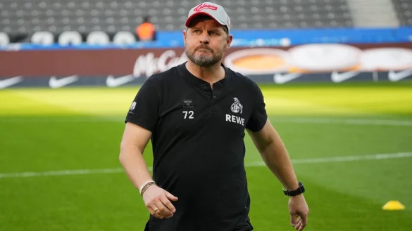 K&ouml;lns Trainer Steffen Baumgart geht vor Spielbeginn &uuml;ber den Rasen. - &copy; Soeren Stache/dpa