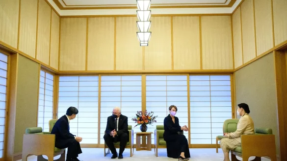 Bundespr&auml;sident Frank-Walter Steinmeier und seine Frau Elke B&uuml;denbender werden von Kaiser Naruhito und Kaiserin Masako im Kaiserpalast empfangen. - &copy; Bernd von Jutrczenka/dpa