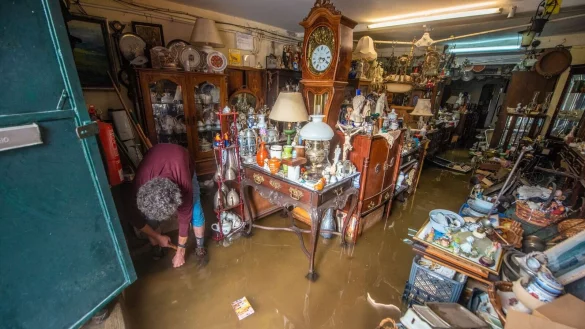 Der Besitzer eines Antiquit&auml;tengesch&auml;fts in seinem &uuml;berfluteten Laden in Lissabon. - &copy; Paulo Mumia/dpa