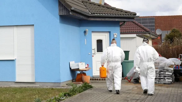 Mitarbeiter der Kriminaltechnik gehen in das Haus in Rövershagen, in dem drei Menschen getötet worden sein sollen. - © Bernd Wüstneck/dpa