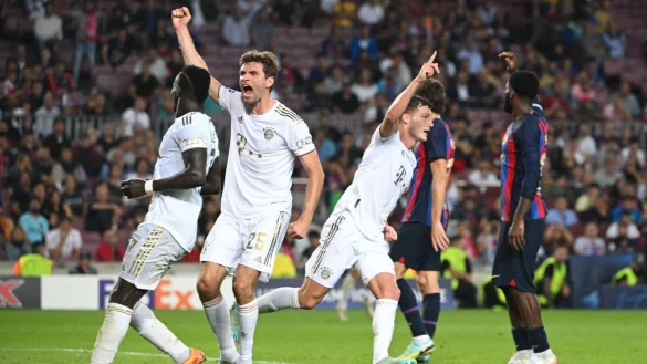 Münchens Benjamin Parvard (M) bejubelt sein Tor zum 3:0 mit Sadio Mane (l) und Thomas Müller. - © Peter Kneffel/dpa