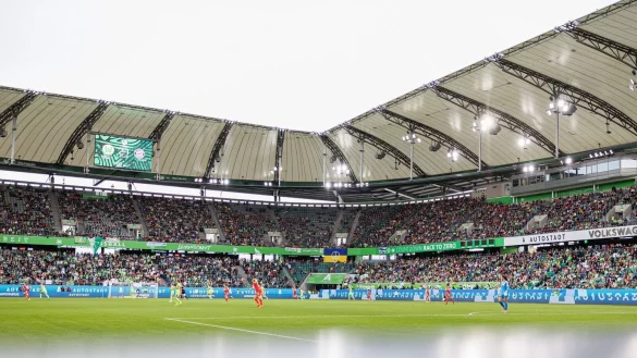 Der VfL Wolfsburg will auch in der Energiekrise seine Lichtshow bei den Heimspielen beibehalten. - &copy; Michael Matthey/Deutsche Presse-Agentur GmbH/dpa