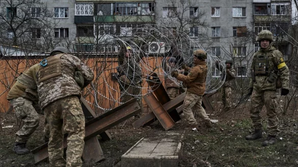 Ukrainische Soldaten bereiten in der Stadt Bachmut Barrikaden vor. - © Libkos/AP/dpa