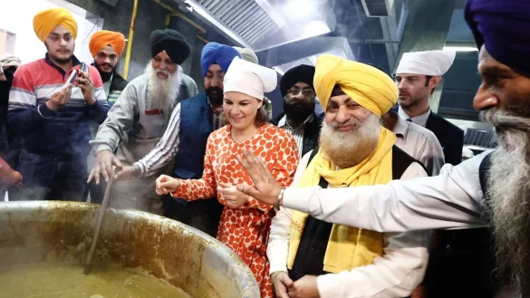 Au&szlig;enministerin Annalena Baerbock beim Besuch einer Suppenk&uuml;che in Chadni Chowk, der Altstadt von Neu Delhi. - &copy; Carsten Koall/dpa